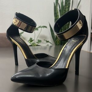 Fergie closed toe Heels